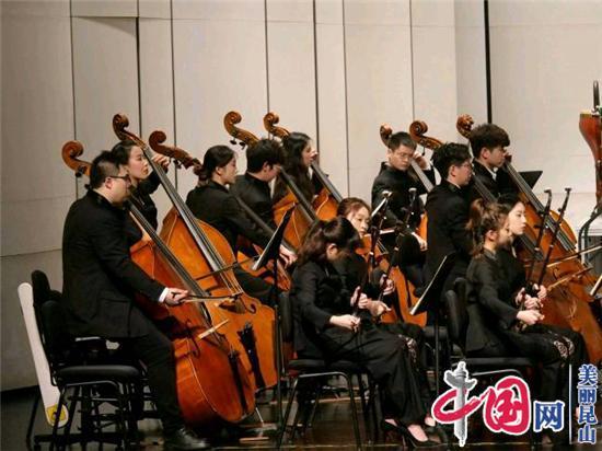 一对情侣见面之后女孩朋友陪着她男孩一个人如果女孩跟她闺蜜在聊天男孩只能呆呆的看着她们男孩会想什么？